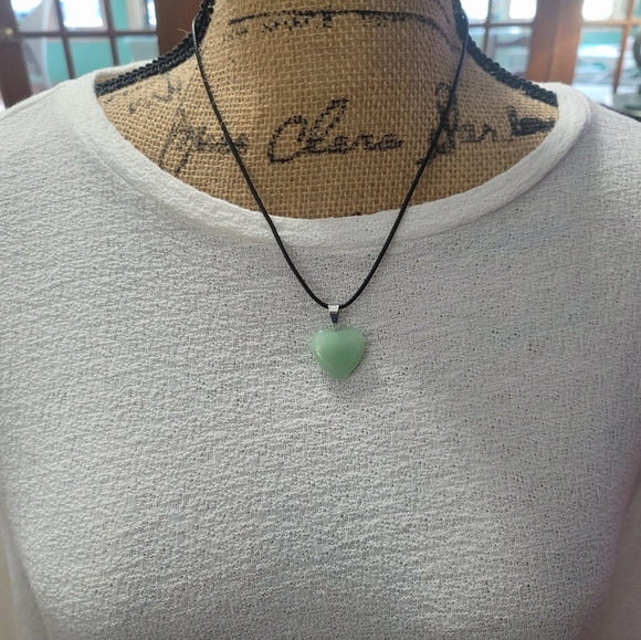 Green Heart Pendant Necklace NWOT - Picture 2 of 4